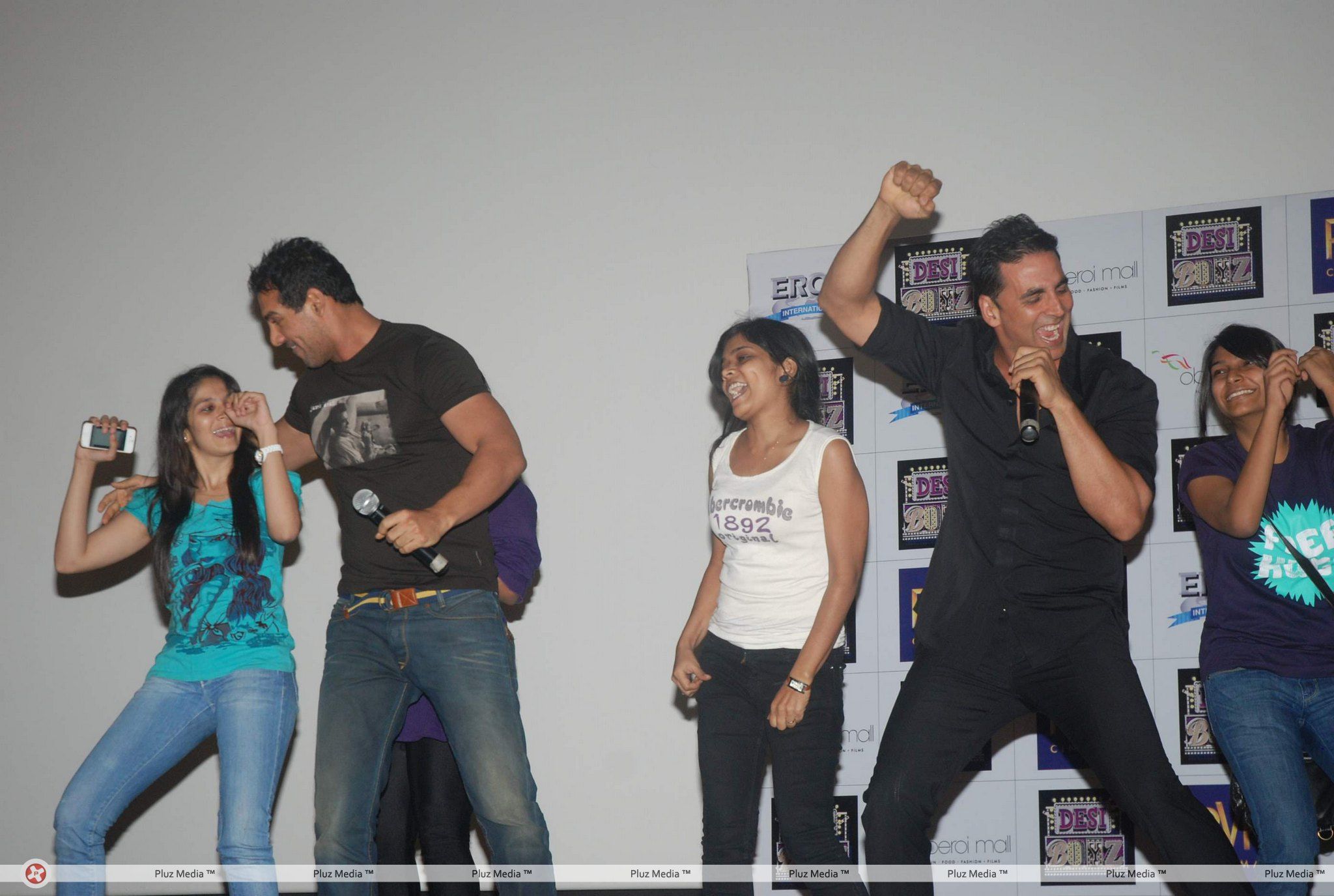Akshay and John Promotes Desi Boyz at Oberoi Mall - Pictures | Picture 131063